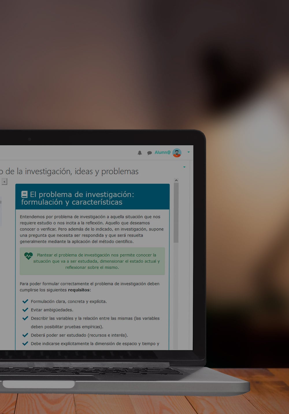 Profesional sanitaria revisando formación online