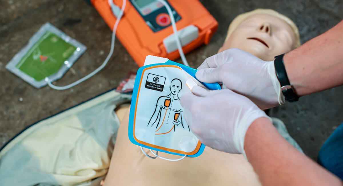 Conocimientos básicos en Resucitación Cardiopulmonar básica y desfibrilación semiautomática para sanitarios y primeros intervinientes Conocimientos básicos en Resucitación Cardiopulmonar básica y desfibrilación semiautomática para sanitarios y primeros intervinientes